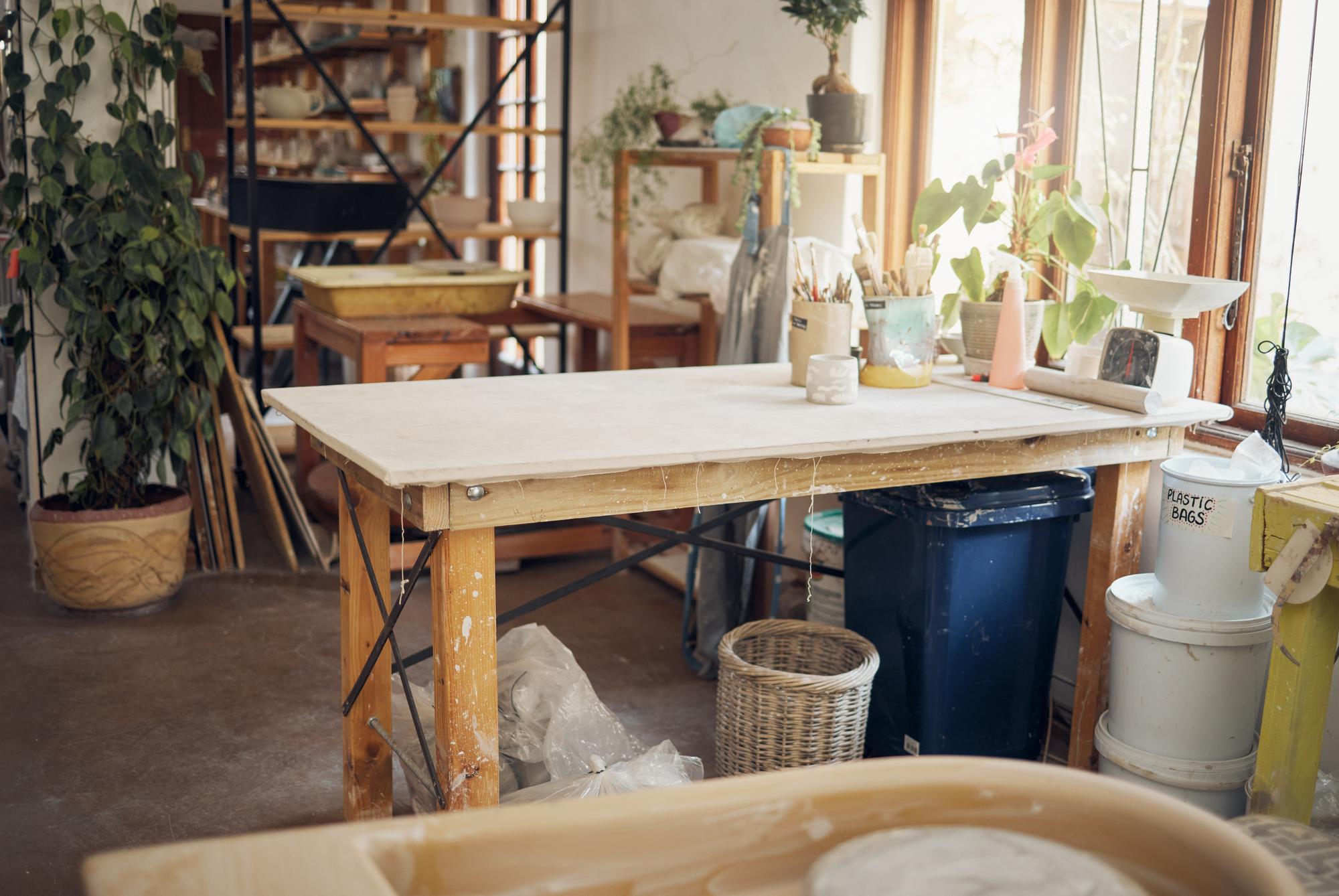Workshopraum mit langen Holztischen